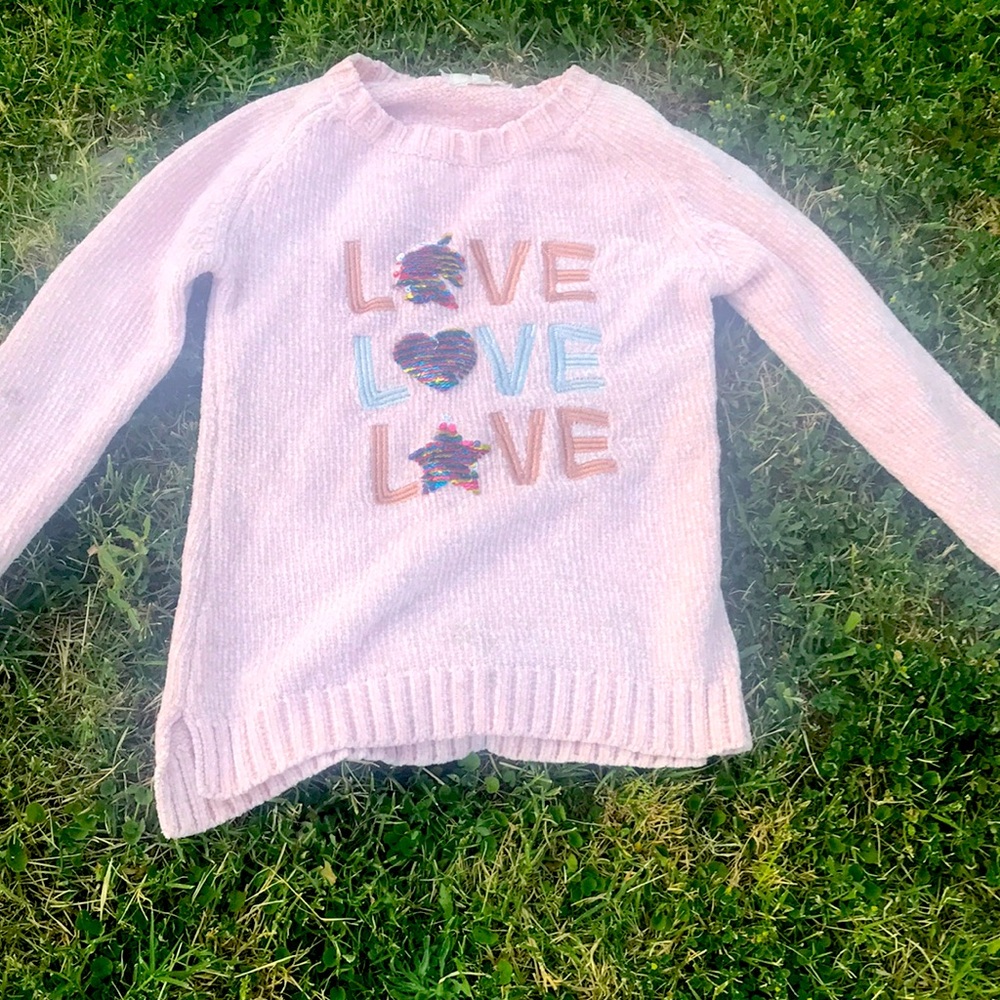 The brand of my T-shirt is between it’s cute comfy no rips or tears good quality